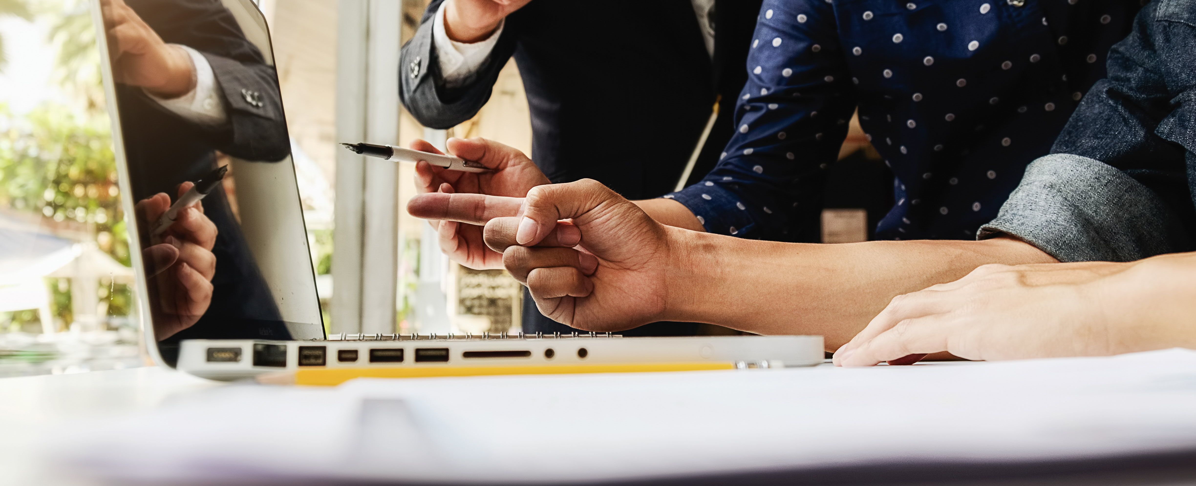 Portada con imagen de dos hombres mirando una computadora