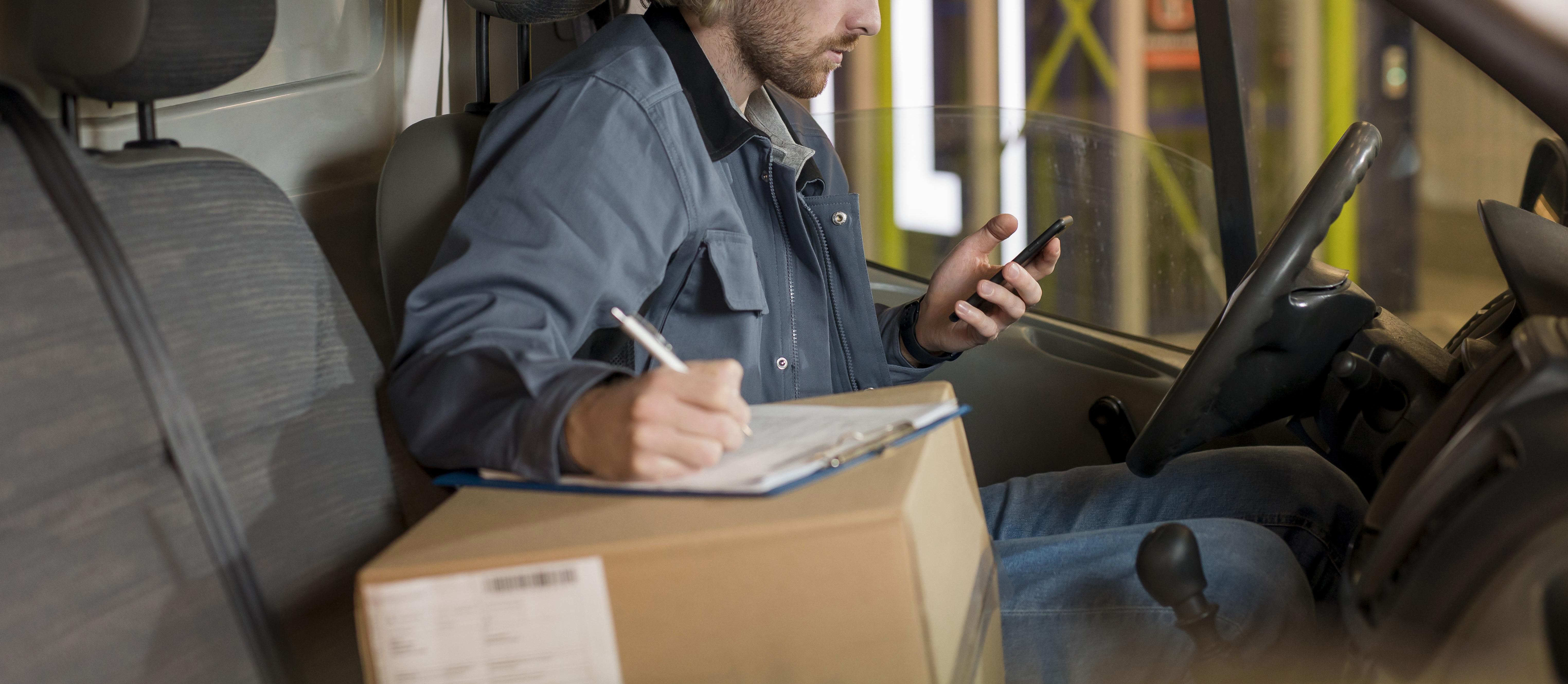 Portada con imagen de un señor con un paquete en una camioneta